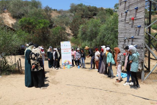 اتحاد لجان المرأة الفلسطينية ينفذ مخيم كشفي لليافعات