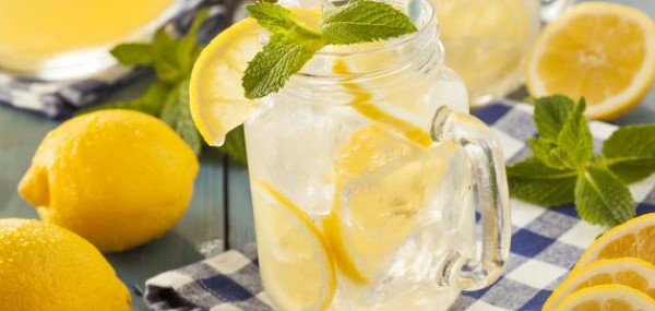 ماذا يحدث لجسمك بعد تناول عصير الليمون؟