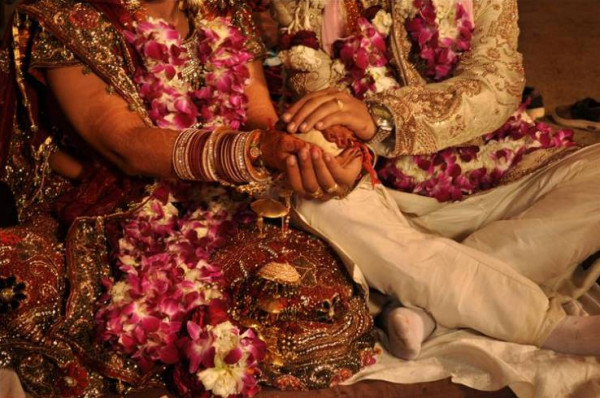 شاهد: هندي يحتفل بزفافه بأغرب طريقة على الإطلاق
