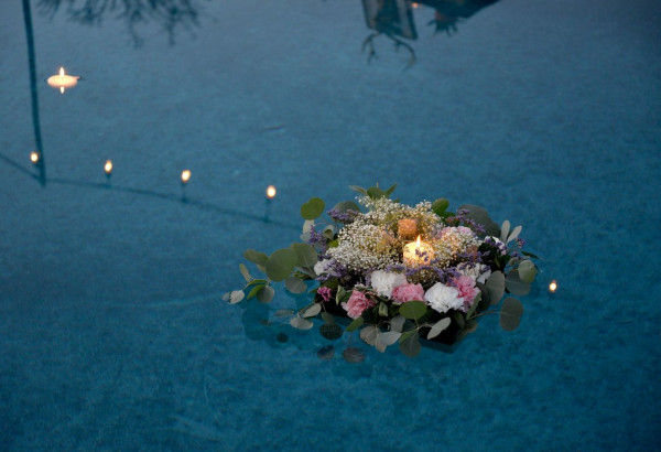 للعروس.. أهم الأفكار لديكور الأعراس المنظمة بجوار حوض السباحة