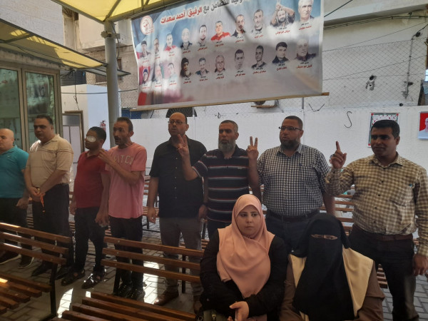 "المقاومة الشعبية" تشارك في الاعتصام الأسبوعي لأهالي الأسرى داخل مقر الصليب الأحمر بغزة