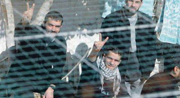 مركز فلسطين: مؤشرات ايجابية من الاحتلال دفعت الأسرى الإداريين لاعطائه فرصة جديدة