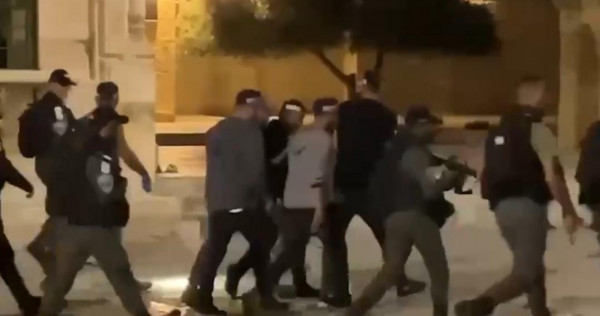 بالفيديو.. لحظة اعتقال قوات الاحتلال لمنفذ عملية الطعن بالقدس