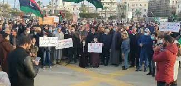 متظاهرون يقتحمون البرلمان الليبي في طبرق.. والدبيبة يعلن دعم الاحتجاجات