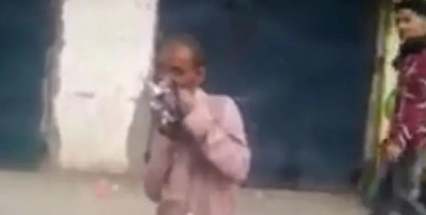 فيديو: يمني يثير الجدل بتناوله حمامة نيئة أمام المارة