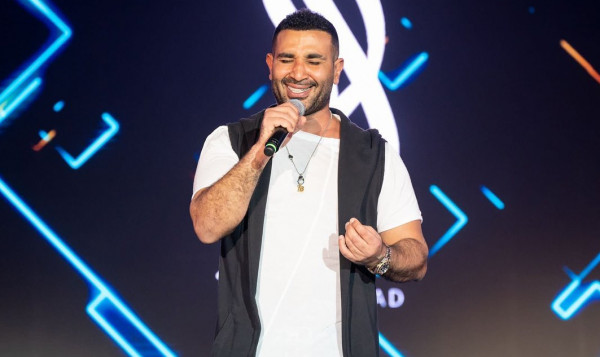 تزامناً مع طرح أغنيته الجديدة..أحمد سعد في أغرب لوك!