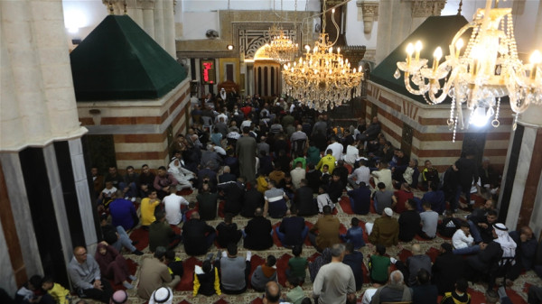 الآلاف يؤدون صلاة عيد الأضحى في الحرم الإبراهيمي  9999181536