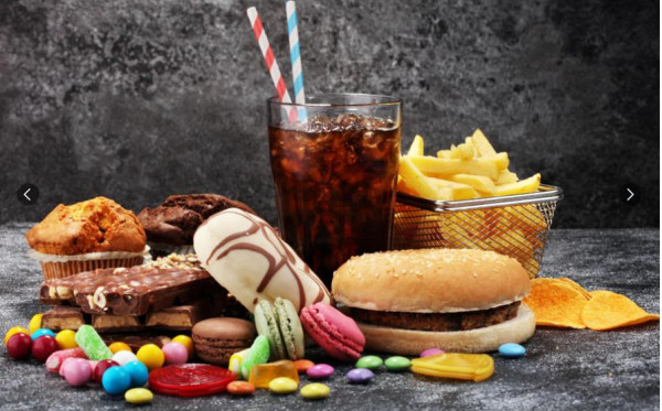 عادات غذائية خاطئة في العيد تهدد صحتك.. دعيها جانباً