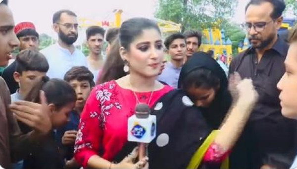 بالفيديو: مراسلة باكستانية تصفع صبياً على الهواء مباشرة