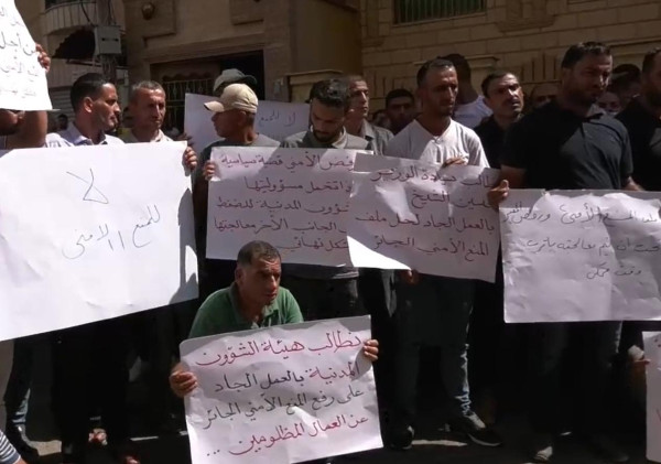 فيديو: بسبب "المنع الأمني".. عمال ينظمون احتجاجات أمام مقر الشؤون المدنية بغزة