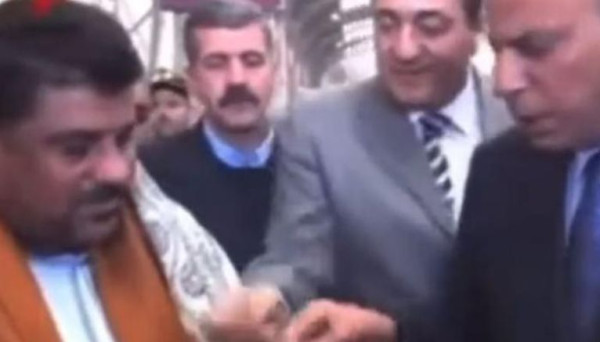 فيديو: مصري يخرج قطعة أفيون بدلاً من تذكرة القطار أمام مدير أمن