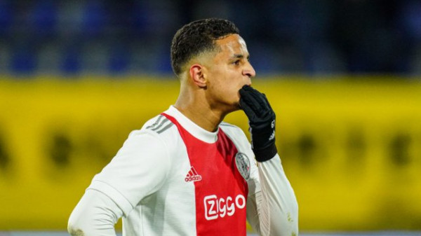 أبعدته عن التدريبات.. تهديدات بالقتل للاعب مغربي في أياكس الهولندي