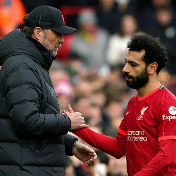متحدثاً عن كرمه.. كلوب: محمد صلاح فتح "صندوق مجوهرات" لزميله الجديد