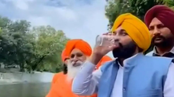فيديو: أراد أن يثبت نظافة النهر..إصابة سياسي هندي بالتسمم بعد شربه منه