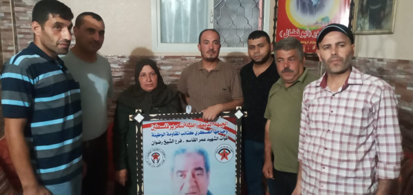 "الديمقراطية" وجناحها العسكري تزور عائلة الشهيد أبو نضال سمور في ذكراه السنوية