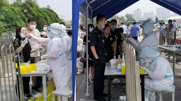 شاهد: السلطات الصينية تقتحم المنازل بحثاً عن مصابي (كورونا)