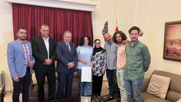 السفير دبور يستقبل الطالبة الفلسطينية لين القاسم