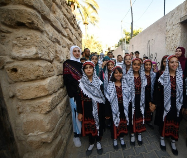الثقافة والفكر الحر تنظم مسيرة تجوب خانيونس في يوم الزيّ الفلسطيني