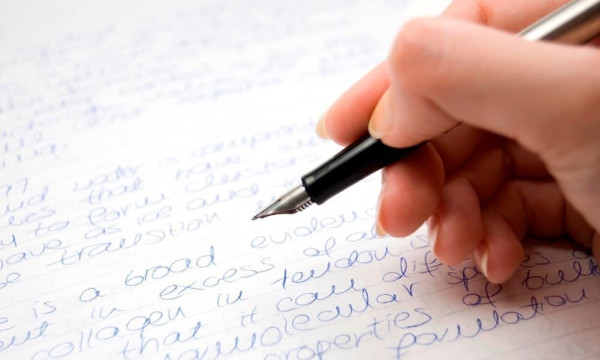 فيديو: فتاة تكتب بكلتا يديها في وقت واحد وبلغتين مختلفتين
