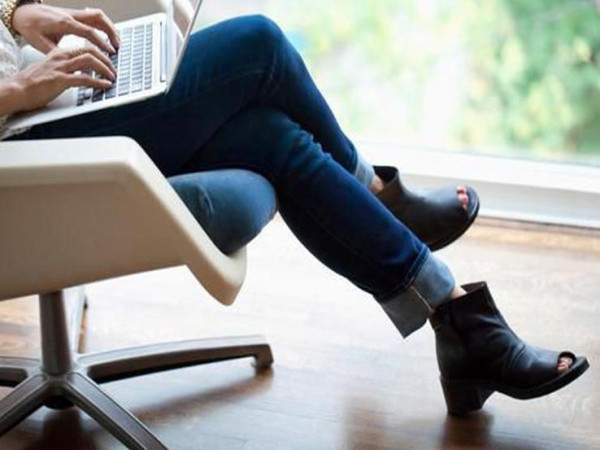 لهذا السبب.. احترس من وضع ساق على ساق أثناء جلوسك