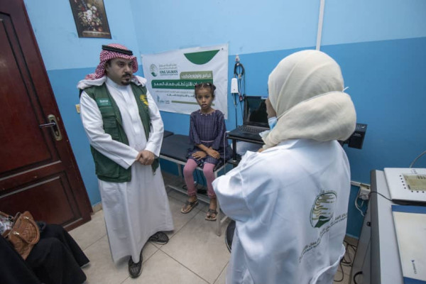 مركز الملك سليمان يشخص 300 طالب من ضعاف السمع تمهيداً لتزويدهم بسماعات طبية