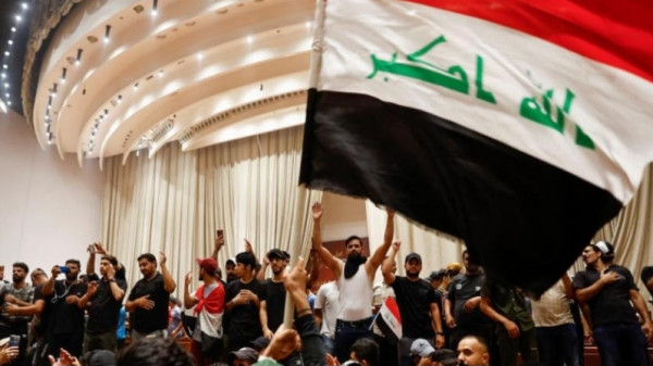 العراق: اقتحام البرلمان والكاظمي يعلن تعطيل الدوام الرسمي