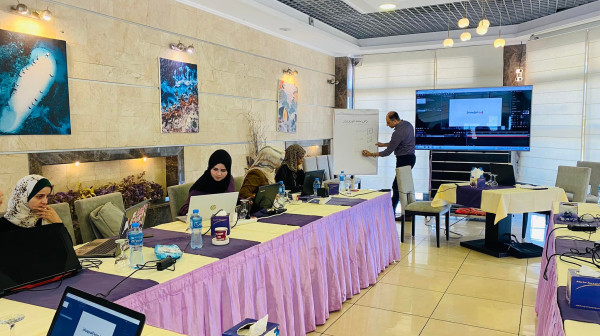 "فلسطينيات" تنهي تدريب حول إعداد الانفو والفيديو جرافيك