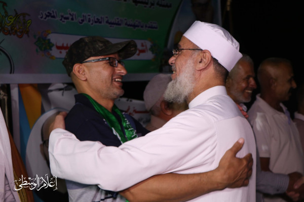 النائب الجمل يزور الأسير المحرر أبو مغصيب بدير البلح