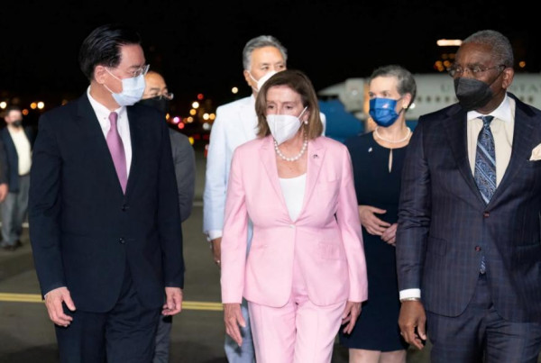 لماذا ارتدت نانسي بيلوسي اللون الوردي في زيارتها إلى تايوان؟