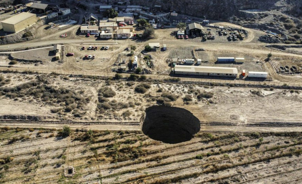 فيديو: حفرة عملاقة تظهر بشكل مفاجئ في تشيلي