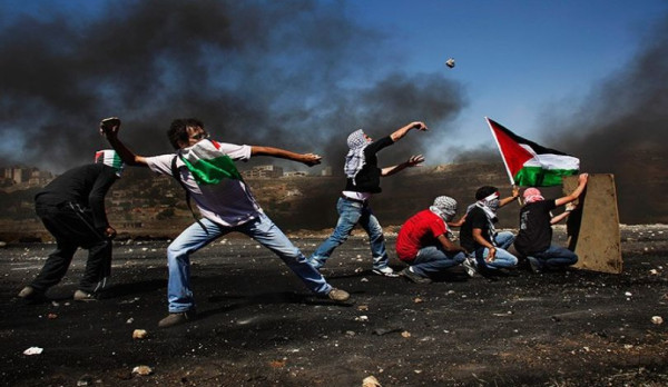 وقفة طلابية حاشدة في جامعة بيرزيت مناصرة للمقاومة الفلسطينية