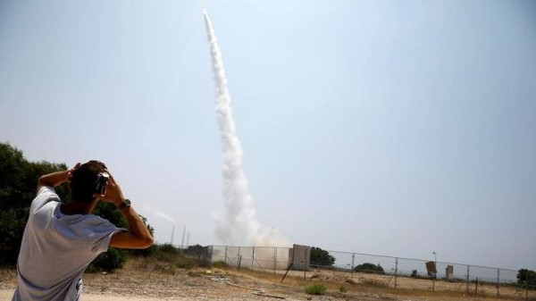 شاهد: الإعلام الإسرائيلي ينشر مقطعاً يوثّق سقوط أحد الصواريخ على عسقلان
