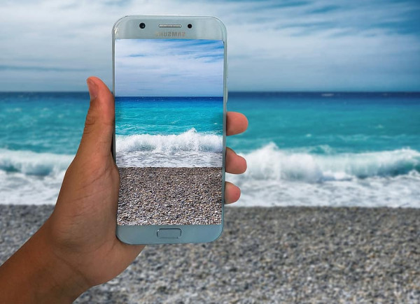 كيف تحمي بيانات هاتفك من السرقة خلال رحلتك الصيفية؟