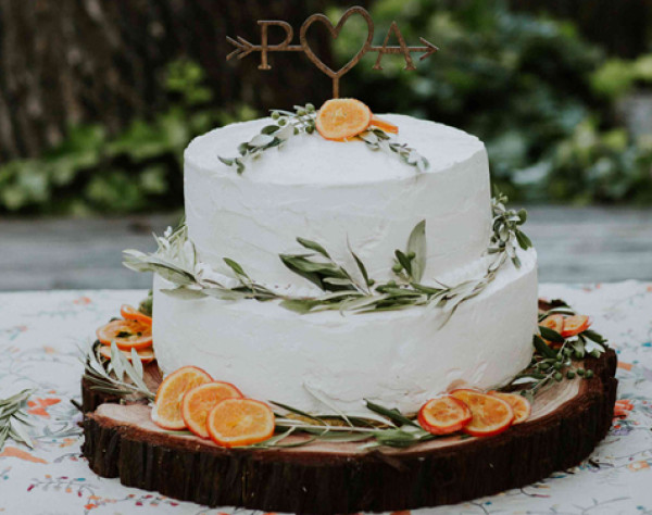 للعرائس.. اختاري تصميم جذاب لكعكة تناسب حفل زفافك الصيفي