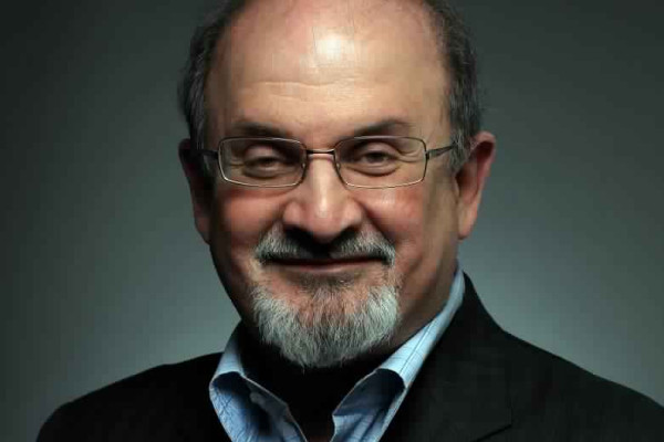 عقب تعرضه للطعن.. سلمان رشدي تحت أجهزة التنفس وقد يفقد إحدى عينيه