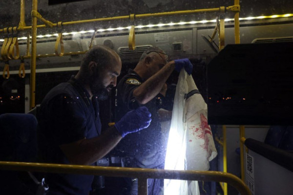 صورة.. إعلام إسرائيلي: منفذ عملية القدس يُسلم نفسه