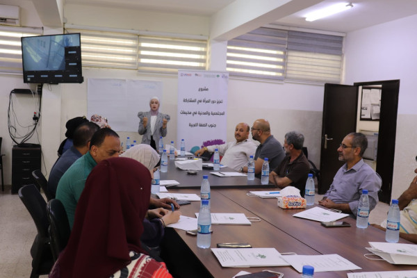 المركز الفلسطيني ينفذ ورشة عمل "الفرص والتحديات أمام المشاركة المدنية للنساء"