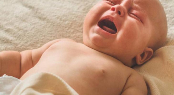 تعرفي على أسباب كثرة حركة الطفل الرضيع أثناء النوم