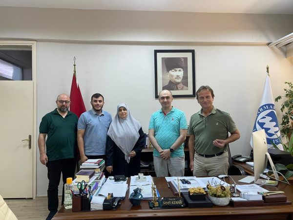 أكاديمية من الجامعة الإسلامية في زيارة لجامعة "مرمرة" في اسطنبول