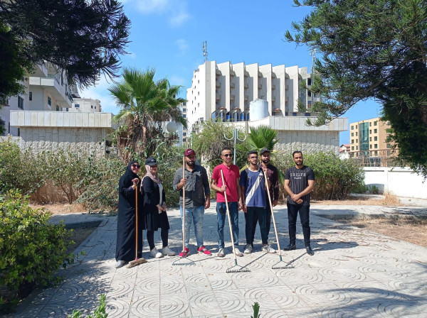 "المنتدى الثقافي" تنظم يومًا تطوعيًا لتنظيف منتزه الرشيد غرب غزة