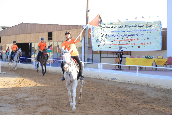 غزة: مركز بناة الغد يخرج فتيان دورة ركوب الخيل