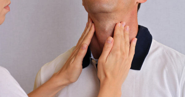 ما هي أعراض ورم الغدة الدرقية الحميد؟