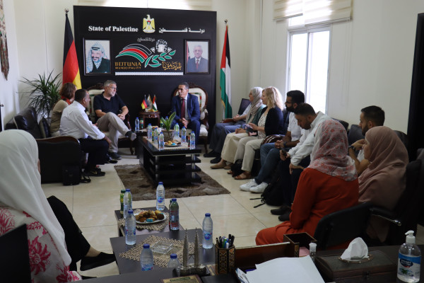 رئيس بلديـة بيتونيا يُطلع وفداً من بلدية موريس الألمانية على أوضاع المدينة واحتياجاتها