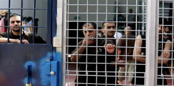 ثلاثة معتقلين يواصلون إضرابهم عن الطعام