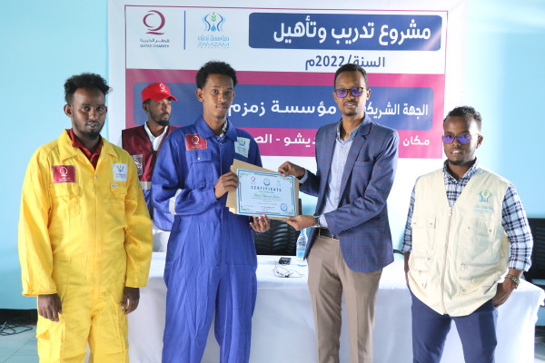 قطر الخيرية تدرب الأيتام والنازحين لتعزيز فرص العمل بالصومال