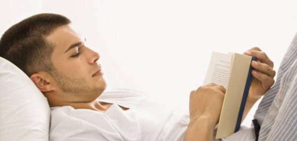 حقيقة أم إشاعة؟.. قراءة كتاب قبل النوم يحسّن من نومك ليلا