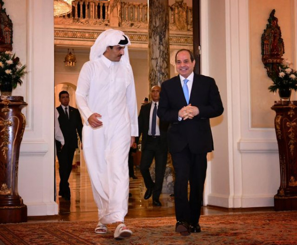 السيسي يصل الدوحة في أول زيارة رسمية