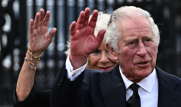 شاهد: أصابع الملك البريطاني الجديد تحدث ضجة على السوشيال ميديا