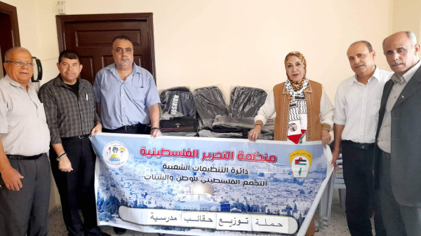 التجمع الفلسطيني للوطن والشتات يشرع بتوزيع حقائب مدرسية بغزة