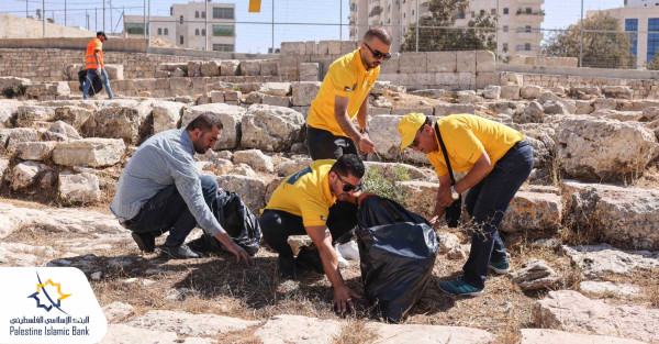 البنك الإسلامي الفلسطيني يشارك في فعاليات حملة يوم النظافة العالمي في الخليل